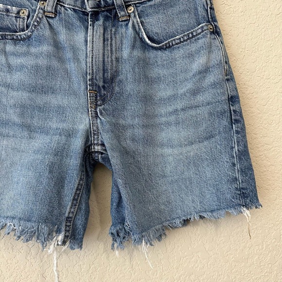 EVERLANE Mid-Rise The Denim Relaxed Short Cut-Off Frayed Raw Hem - Picture 3 of 10